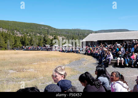 La folla in attesa di eruzione del vecchio fedele nel Parco Nazionale di Yellowstone Foto Stock