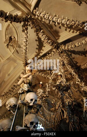 Interno del Sedlec ossario (Kostnice) decorato con teschi e le ossa, Kutna Hora, Repubblica Ceca Foto Stock