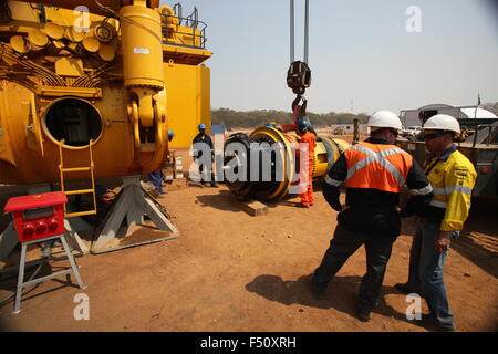 Grande gruppo carrello. FQM rame le operazioni di data mining in Zambia, Africa. Foto Stock