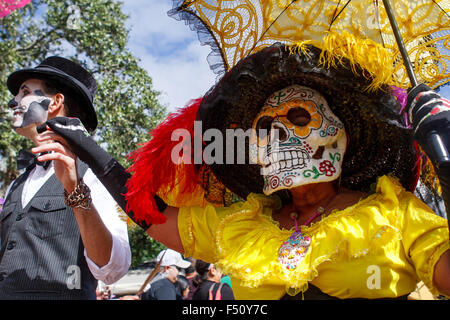 Il Las Monas prestazioni gruppo esegue durante una 'Day dei morti" (El Dia de los Muertos) celebrazione nel centro cittadino di San Antonio, Texas, Stati Uniti d'America. Ottobre 25, 2015. Il giorno dei morti è una tradizionale vacanza messicana ha celebrato con altari e offerte in Messico e altrove per onorare la famiglia, gli amici e gli altri che sono morti. Foto Stock