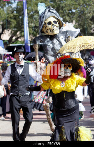 I danzatori e un grande fantoccio dello scheletro del Las Monas prestazioni gruppo di eseguire durante un 'Day dei morti" (El Dia de los Muertos) celebrazione nel centro cittadino di San Antonio, Texas, Stati Uniti d'America. Ottobre 25, 2015. Il giorno dei morti è una tradizionale vacanza messicana ha celebrato con altari e offerte in Messico e altrove per onorare la famiglia, gli amici e gli altri che sono morti. Foto Stock