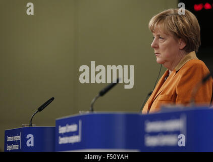 Bruxelles, Belgio. 26 ott 2015. Il cancelliere tedesco Angela Merkel guarda in alto nel corso di una conferenza stampa con il Presidente della Commissione Europea Jean Claude Juncker (non visibile) e l'Alto Commissario delle Nazioni Unite per i Rifugiati Antonio Guterres (non visibile) al termine del vertice UE con Western nazioni balcaniche situati lungo i percorsi di migranti in Europa a Bruxelles, Belgio, il 26 ottobre, 2015. L'Unione europea (UE) e i paesi balcanici sono alla ricerca di ulteriore cooperazione per la lotta contro la crisi di migranti in un mini vertice svoltosi qui di domenica. Credito: Zhou Lei/Xinhua/Alamy Live News Foto Stock