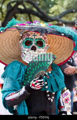 Il Las Monas prestazioni gruppo esegue durante una 'Day dei morti" (El Dia de los Muertos) celebrazione nel centro cittadino di San Antonio, Texas, Stati Uniti d'America. Ottobre 25, 2015. Il giorno dei morti è una tradizionale vacanza messicana ha celebrato con altari e offerte in Messico e altrove per onorare la famiglia, gli amici e gli altri che sono morti. Foto Stock