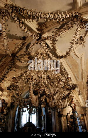 Interno del Sedlec ossario (Kostnice) decorato con teschi e le ossa, Kutna Hora, Repubblica Ceca Foto Stock