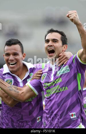 Città del Messico. 25 ott 2015. Jaguares' Emiliano Armenteros (R) celebra un cliente durante la partita il giorno 14 del 2015 Torneo di Apertura del campionato MX contro UNAM's Puma presso l Università di Olympic Stadium di Città del Messico, capitale del Messico, il 25 ottobre 2015. Jaguares ha vinto la partita 3-2. Credito: Jorge Rios/Xinhua/Alamy Live News Foto Stock