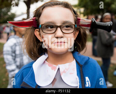 Lexington, Kentucky, Stati Uniti d'America. 25 ott 2015. Ottobre 25, 2015 : Scene di Halloween dance contest, Zombie Halloween Parade e più grande del mondo Thriller ricreazione come Breeders' Cup settimana ottiene in pieno svolgimento a Lexington, Kentucky. Oltre a eseguire del mulino zombie, ci sono stati molti cavallo e Breeders' Cup themed i partecipanti come Lexington ospita la Coppa del 2015. Scott Serio/ESW/CSM/Alamy Live News Foto Stock