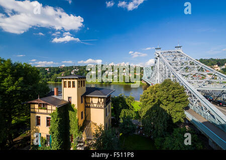 La meraviglia blu ponte che attraversa il fiume Elba, township loschwitz sull'altro lato Foto Stock