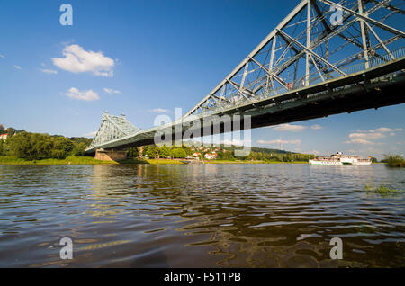 La meraviglia blu ponte che attraversa il fiume Elba, township loschwitz sull'altro lato Foto Stock