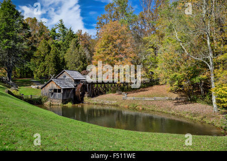 Caduta alla Mabry mulino del Blue Ridge Parkway in Virginia Foto Stock