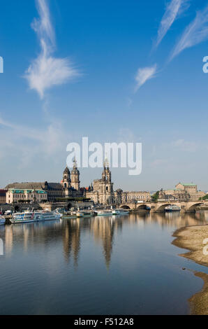 La chiesa cattolica Corte Cappella e il castello di Dresda, visto attraverso il fiume Elba dal Ponte di Carola Foto Stock