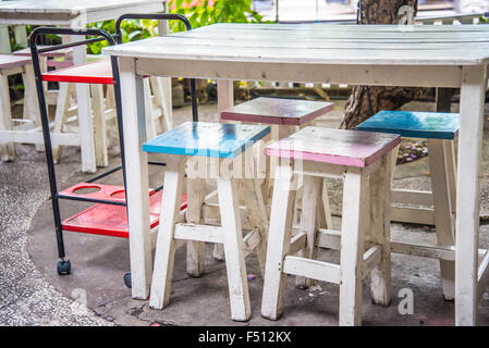 Tavoli in legno e sedie nel giardino. Foto Stock