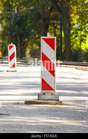 Cartello stradale informare circa il pericolo durante la riparazione della pavimentazione, costruzione di strada su una strada di città Foto Stock