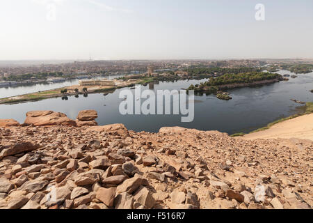 Vista da Qubbet el Hawa - Tomba del vento, la cupola santuario musulmano a nobili tombe, Aswan, Alto Egitto Foto Stock