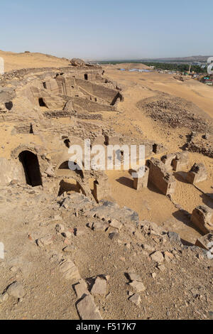 Vista delle tombe dei nobili della tomba del vento, la cupola santuario musulmano, Aswan, Alto Egitto Foto Stock