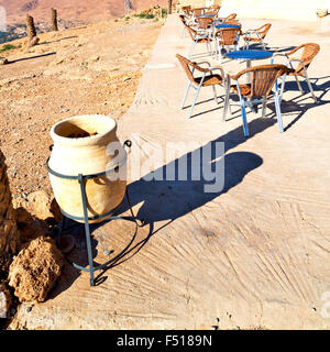 Nella valle del Marocco africa l'atlas montagna arida terra collina isolata Foto Stock