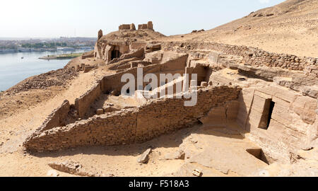 Vista delle tombe dei nobili della tomba del vento, la cupola santuario musulmano, Aswan, Alto Egitto Foto Stock