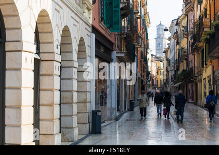 Le piccole strade conducono attraverso la parte vecchia della città, la Torre dei Lamberti a distanza Foto Stock