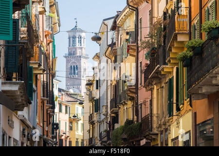 Le piccole stradine con le tipiche case sono che conduce attraverso la parte vecchia della città, la Torre dei Lamberti a distanza Foto Stock