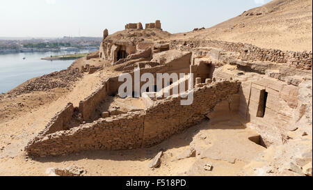 Vista delle tombe dei nobili della tomba del vento, la cupola santuario musulmano, Aswan, Alto Egitto Foto Stock