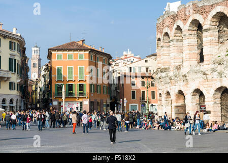 Le rovine di arena di Verona si domina la piazza Bra, la Torre dei Lamberti a distanza Foto Stock