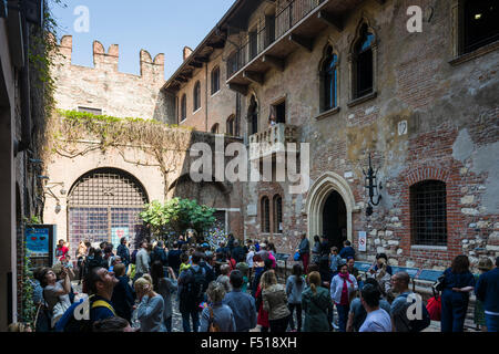 Il cortile della casa juliets con il famoso balcone è piena di turisti Foto Stock