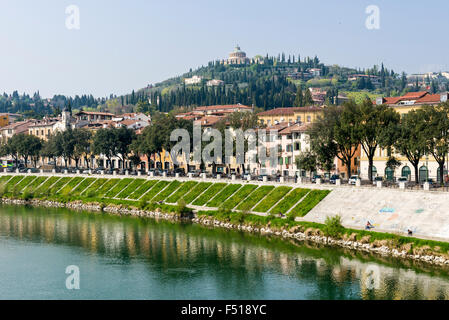 La chiesa de la Madonna di Lourdes è situato su una collina sopra la città. si vede attraverso il fiume Adige Foto Stock