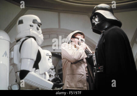 Star Wars (successivamente ri-intitolato Star Wars Episodio IV: Una nuova speranza) è un 1977 American epic opera dello spazio film scritto e diretto da George Lucas. Questa fotografia è per il solo uso editoriale ed è il copyright del film company e/o il fotografo assegnato dal film o società di produzione e può essere riprodotto solo da pubblicazioni in congiunzione con la promozione del film di cui sopra. Un credito per il film company è richiesto. Il fotografo deve anche essere accreditato quando noto. Foto Stock