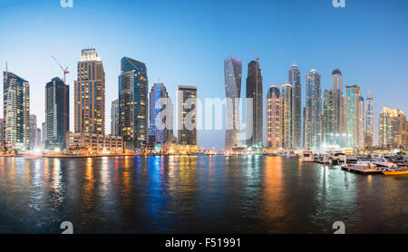 Skyline di grattacieli di notte nel quartiere di Marina di Dubai Emirati Arabi Uniti