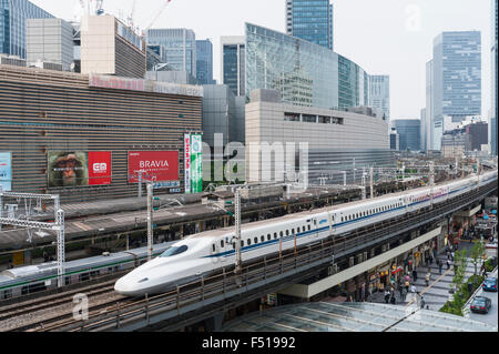 Moderno il treno superveloce shinkansen nel centro di Tokyo Giappone Foto Stock