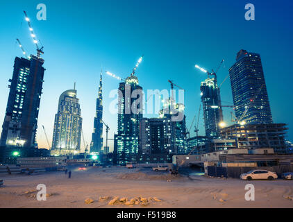Vista notturna di siti di costruzione del nuovo alto appartamento di lusso torri in Dubai Emirati Arabi Uniti Foto Stock