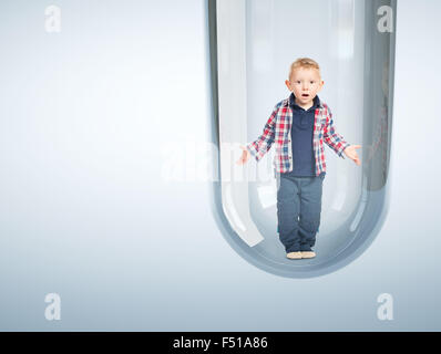 Bambino sorpreso e tubo di vetro vitro Foto Stock