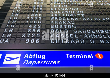 Parte dell'orario di partenza presso il Terminal 1 dell'aeroporto internazionale di Francoforte Foto Stock