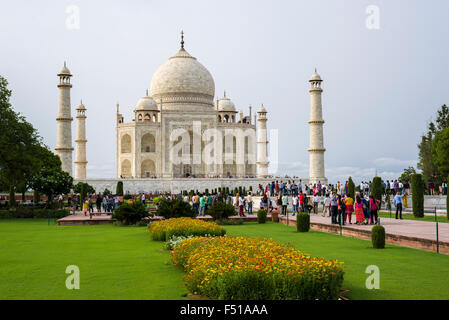 Il Taj Mahal ha un aspetto diverso dopo una doccia monsonica Foto Stock