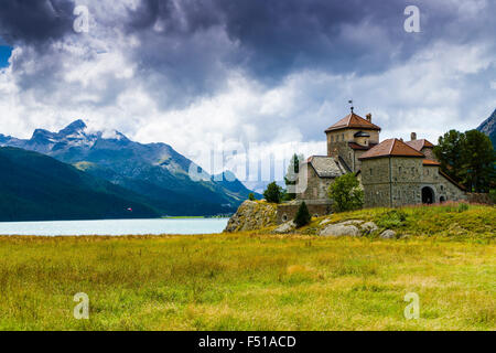 Il castello crap da sass si trova al Lej da Silvaplana, una alta altitudine lago vicino a st. moritz, nuvole scure al cielo Foto Stock