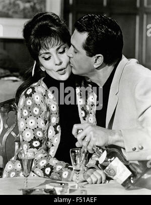 Gli attori Rock Hudson e Gina Lollobrigida in una scena del film "strano Bedfellows', STATI UNITI D'AMERICA Foto Stock