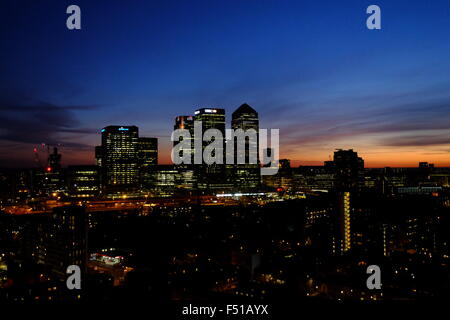 Londra, Regno Unito. 25 ott 2015. Foto di Londra prese dalla torre Balfron, paesaggi urbani al tramonto Credito: Rachel Megawhat/Alamy Live News Foto Stock