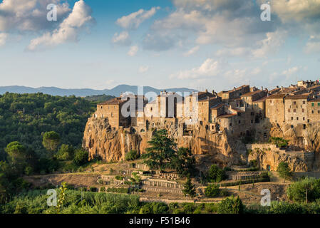 La città medievale di Pitigliano al tramonto, Toscana, Italia Foto Stock