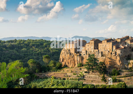 La città medievale di Pitigliano al tramonto, Toscana, Italia Foto Stock