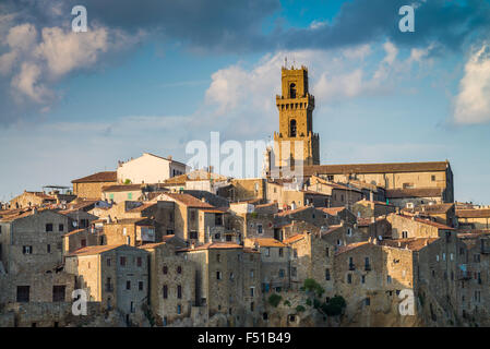 La città medievale di Pitigliano al tramonto, Toscana, Italia Foto Stock