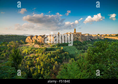 La città medievale di Pitigliano al tramonto, Toscana, Italia Foto Stock