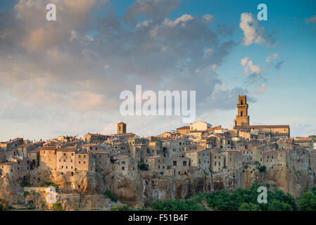 La città medievale di Pitigliano al tramonto, Toscana, Italia Foto Stock