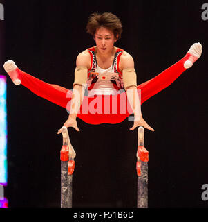 Glasgow, Scozia. 25 ott 2015. La figura di Ginnastica Artistica Campionati del mondo. Giorno 3. Ryohei KATO (JPN) 2014 Campionati del Mondo Team Medallist Argento e barre parallele Bronze Medallist esegue il suo barre parallele di routine durante la qualifica di MAG. Credito: Azione Sport Plus/Alamy Live News Foto Stock