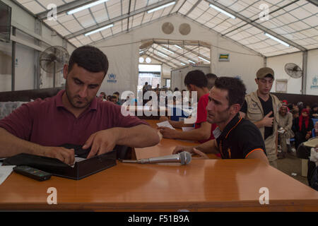 Il personale dell'UNHCR a Tripoli centro per la regione di Akkar vicino alla frontiera siriana a nord del Libano. Il siriano rifugiati arriva e soggiorno in Akkar vregion prima di andare a Tripoli. Il Libano, Tripoli, Luglio 2015 Foto Stock