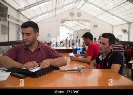 Il personale dell'UNHCR a Tripoli centro per la regione di Akkar vicino alla frontiera siriana a nord del Libano. Il siriano rifugiati arriva e soggiorno in Akkar vregion prima di andare a Tripoli. Il Libano, Tripoli, Luglio 2015 Foto Stock