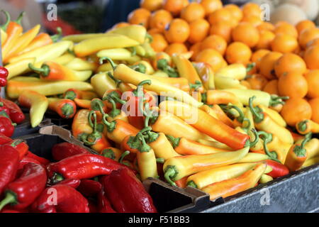 Giallo e rosso chilis per la vendita al mercato Foto Stock