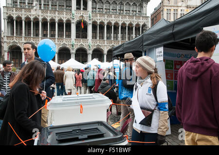 Attività di pubblico durante la celebrazione del 70 anniversario delle Nazioni Unite sulla Grand Place di Bruxelles in Belgio di Domenica, 25 Ottobre 2015 Foto Stock