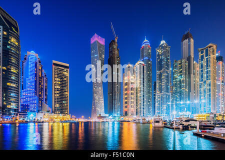Skyline di grattacieli di notte nel quartiere di Marina di Dubai Emirati Arabi Uniti Foto Stock