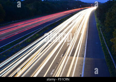 Una luce astratta vista del traffico sulla M23 nei pressi di Londra Gatwick al tramonto in autunno/caduta. Foto Stock