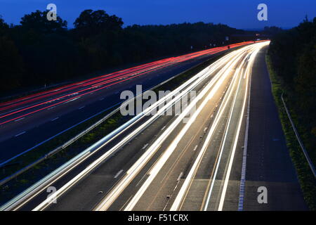 Una luce astratta vista del traffico sulla M23 nei pressi di Londra Gatwick al tramonto in autunno/caduta. Foto Stock