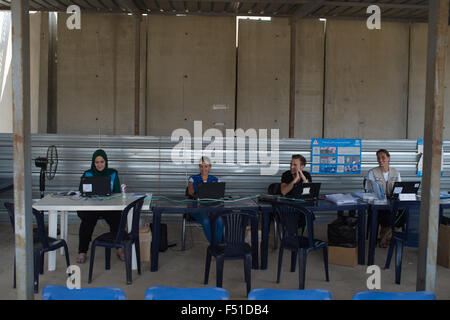 Il personale dell'UNHCR a Tripoli centro per la regione di Akkar vicino alla frontiera siriana a nord del Libano. Il siriano rifugiati arriva e soggiorno in Foto Stock